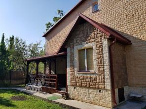 Продается 2-х этажный кирпичный дом площадью 235 м2