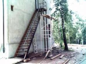 Пожарные эвакуационные лестницы в соответствии с требованиями