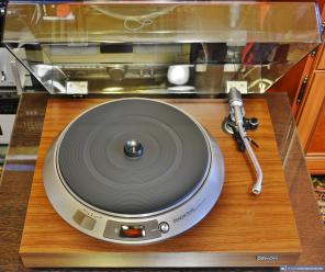 Проигрыватель виниловых дисков Denon DP-1600.