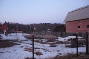 Участок с оплаченым электричеством в деревне рядом с лесом
