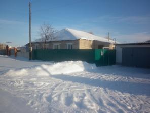 Благоустроенный дом и участок в красивом уголке села.