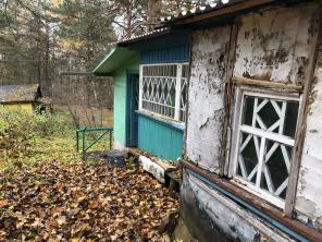 Продаётся участок 20 соток п. Колосово с небольшим домом.