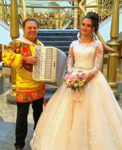 Русский выкуп невесты в Москве.