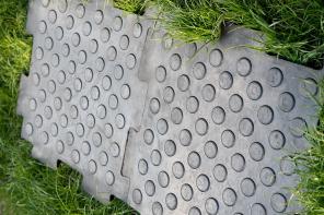 Прочные полы для гаража из литых резиновых плит с соединительным замком