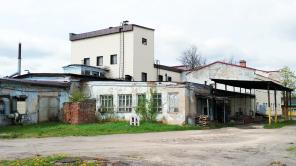 Здание производственного корпуса 2366 кв. м и земельный участок в городе Луга