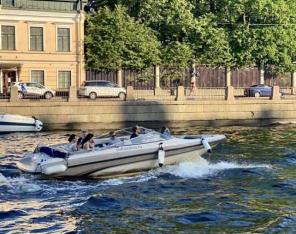 Аренда катера Штиль для прогулок по кaнaлам Санкт-Петербурга