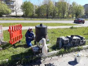 Проливка швов асфальта битумом