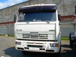Продаю подержанные камаз самосвал и тягач, городской автобус нефаз.