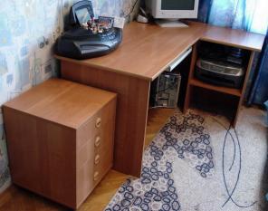Продам письменный стол и тумбу