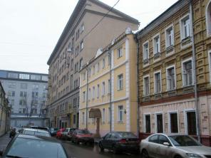 Без комиссии! Сдаются в аренду офисные площади 200-800 кв.м. в особняке, кабинетная и зальная планировка, 7 м/мест, 8 м/п, от М "Новокузнецкая". Хороший ремонт, охрана, кухня, столовая, телефоны, интернет. 600$ (с НДС) за кв.м/год. т.506-25-73