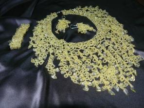 Украшения из натуральных полудрагоценных камней и бисера.