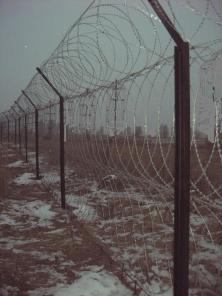 Монтаж охранных заграждений на заборах, крышах из колючей ленты "егоза" (АКЛ. спираль Бруно)