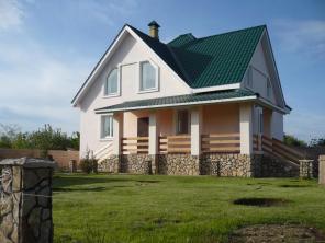 Продам кирпичный дом ( коттедж ), Продам дом - дачу на реке Волге (Площадь дома 200 кв. м). Продам магазин ( помещение под магазин или офис )