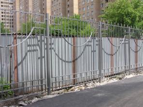 Заборы, ворота, решётки, ангары, гаражи, автостоянки и т.д.