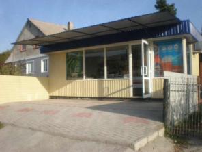 Продается дом с действующим магазином в п. Новомихайловском.