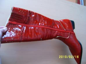 Сапоги женские Продам. Красные, блестящие с красивой золотой отделкой.