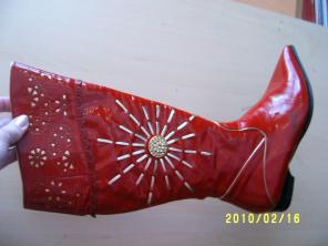 Сапоги женские Продам. Красные, блестящие с красивой золотой отделкой.
