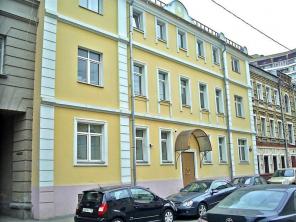 Сдаётся в аренду особняк 782 кв.м., первая линия, кабинетная и зальная планировка, парковка 7 м/мест, 8 м/п, от м."Новокузнецкая". Хороший ремонт, меблирован, охрана, кухня, столовая, телефония, интернет. 590 $ за кв.м/год. (УСН). Возможна продажа. т.506-