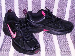 ПРОДАЮ СРОЧНО! Кроссовки для бега и фитнеса NIKE,к/з,новые,р.36-2200руб.