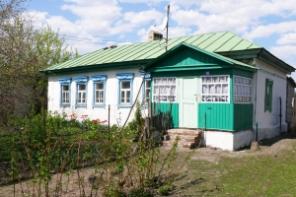 Дом с цветником и фруктовым садом