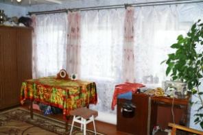 Дом с цветником и фруктовым садом