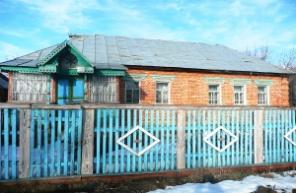 Кирпичный дом с декоративным крыльцом и гаражом