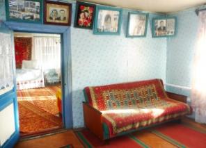 Кирпичный дом с декоративным крыльцом и гаражом