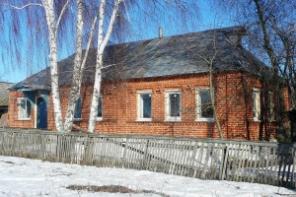 Кирпичный дом с новыми пластиковыми окнами
