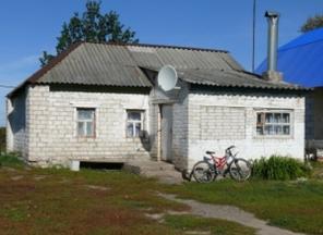 Кирпичный дом со столетним дубом во дворе