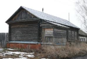 Добротный просторный дом на высоком фундаменте