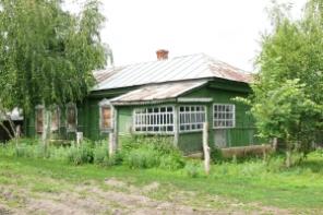 Дом на берегу пруда с форелью