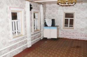 Дом на берегу пруда с форелью