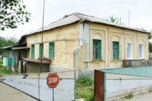 Полдома с земельным участком в центре города