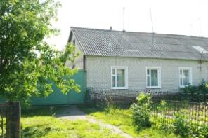 Полдома возле соснового бора и березовой рощи