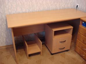 Продам письменный/компьюторный стол (б/у), тумбочки (б/у)