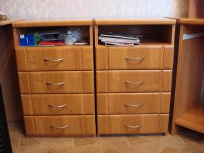 Продам письменный/компьюторный стол (б/у), тумбочки (б/у)