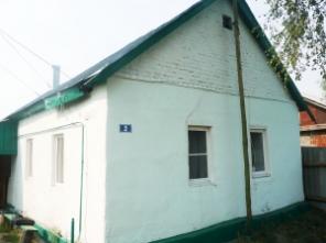 Дом с пластиковыми окнами и двумя надворными постройками