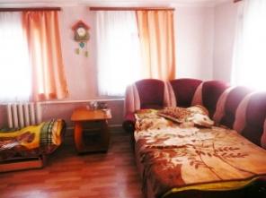 Дом с пластиковыми окнами и двумя надворными постройками