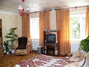 Полдома кирпичного с большим цветником и виноградником