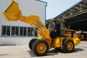 Фронтальный погрузчик XGMA XG955.