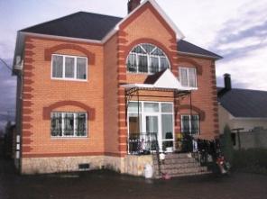 Трехэтажный кирпичный коттедж с гаражом на 4 автомашины