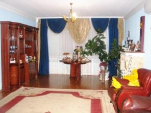 Трехэтажный кирпичный коттедж с гаражом на 4 автомашины