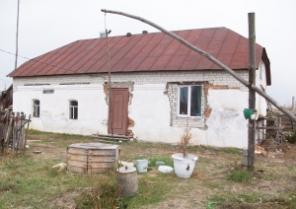 Дом кирпичный с отделанной евровагонкой спальней