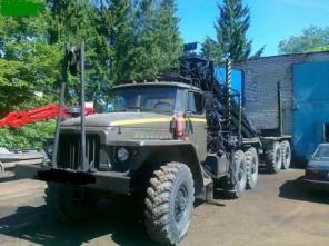 Лесовоз на базе Урал 375 (Д)-ЯМЗ 236, с Роспуском двух осным.
