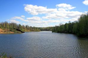 Участок в деревне рядом с водоёмом.