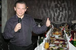 Современный ведущий и стильная певица.