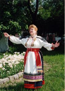 Народный дует - певица и поющий баянист