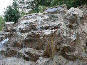 Искусственные водопады, фонтаны, скалы, гроты, пещеры и искусственные деревья больших размеров и искусственные пальмы.