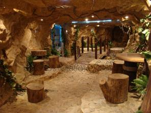 Искусственные водопады, фонтаны, скалы, гроты, пещеры и искусственные деревья больших размеров и искусственные пальмы.