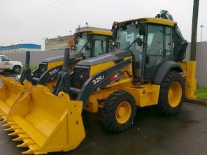 Экскаватор-погрузчик John Deere 325J, 2011 года.